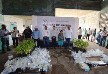 Entregan insumos a socios de la Asociación Cacaotera N.19 del Poblado Libertad en Cunduacán