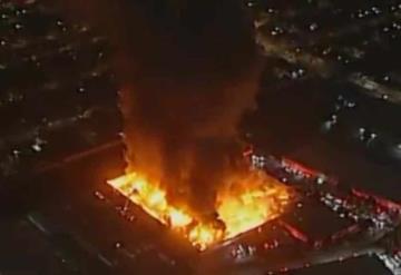 Los Ángeles despierta con aparatoso incendio en un almacén industrial