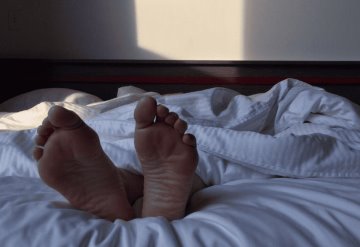 Huésped despertó en su habitación y encontró al gerente chupándole los dedos de los pies