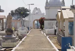 Dan mantenimiento a Panteones de Centro por motivo del ´Día de las Madres´