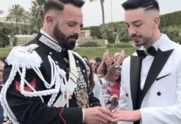 Por primera vez en la historia de Italia, pareja gay se casó usando uniforme militar