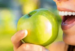 Alimentos que ayudarán a limpiar tus dientes