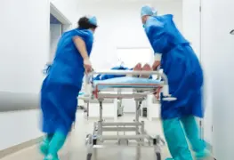 Video: Sorprenden a médico en pleno acto en sala de emergencia