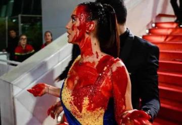 Activista protesta en contra de la invasión a Ucrania y se cubre de sangre falsa en los Cannes 2023