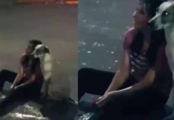 VIDEO: Perrito acompaña a su dueña que lloraba bajo la lluvia