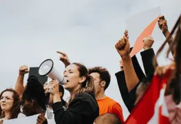 LA SUCESIÓN Y LA HERENCIA: ASPIRACIONES DEMOCRÁTICAS, CONTRA USOS Y COSTUMBRES