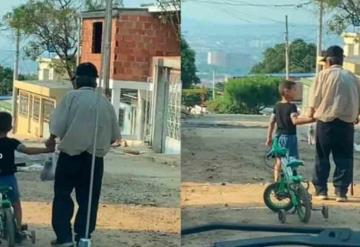 Niño de 4 años ayuda a abuelito a volver a casa y conmueve en redes