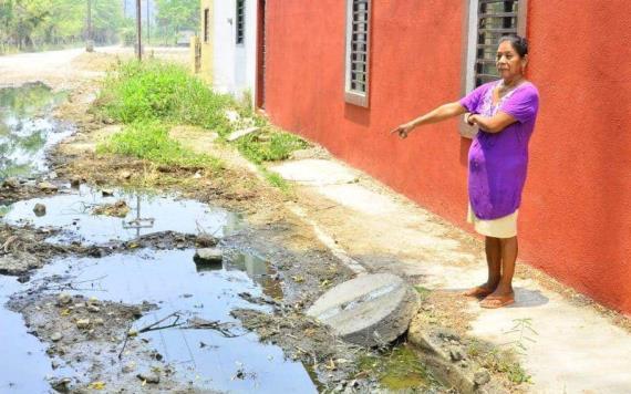 Pobladores viven entre fetidez y aguas negras