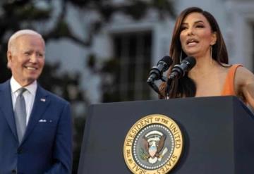 Video: Señalan a Joe Biden por tocar inapropiadamente a la actriz Eva Longoria