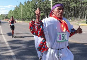 ¡Corrió 448 kilómetros en tan solo 64 horas en huaraches!