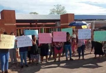 Decenas de  Padres de familias, decidieron manifestarse y cerrar el Jardín de Niños, Bertila Pérez Gómez, del poblado Mecoacán, de esta Comuna, para exigir a la SEP la destitución de la directora Juana López Izquierdo.