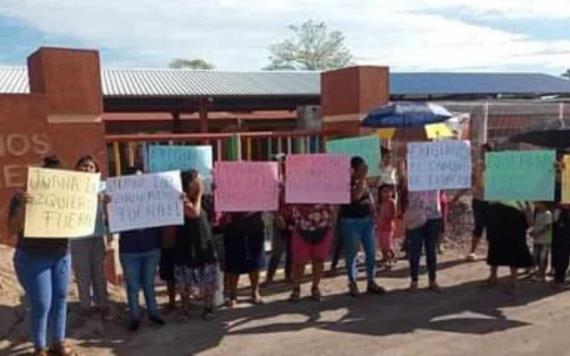 Decenas de  Padres de familias, decidieron manifestarse y cerrar el Jardín de Niños, Bertila Pérez Gómez, del poblado Mecoacán, de esta Comuna, para exigir a la SEP la destitución de la directora Juana López Izquierdo.