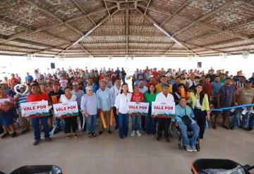 Entregan herramientas de trabajo a habitantes de Centro para la reactivación de actividades del campo