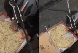 ¿Tenía hambre? Repartidor es captado comiendo rebanada de pizza; la acomoda para que cliente no lo note