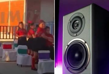 Maestra SORPRENDE con comprometedor audio en graduación de kínder; te quiero chupar... | VIDEO