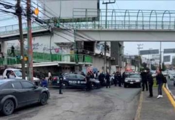 Cuelgan restos humanos en puente peatonal