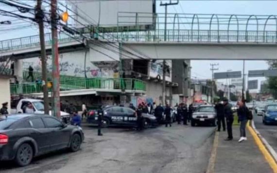 Cuelgan restos humanos en puente peatonal