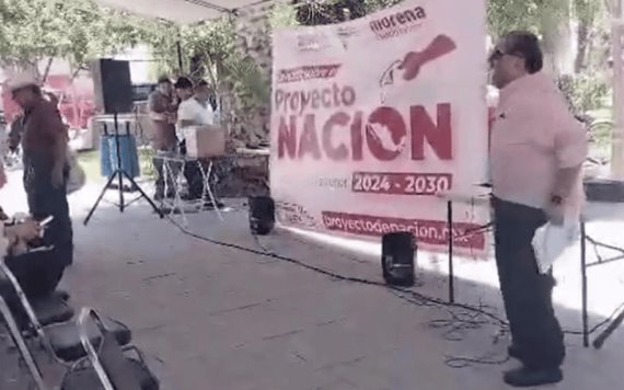 Video: Pantalones de diputado se cayeron en pleno discurso