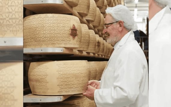 Empresario muere aplastado por 25 mil piezas de su propio queso en Italia