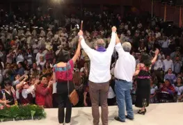 Marcelo Ebrard y Pío López Obrador presentan en Chiapas el Pasaporte Violeta