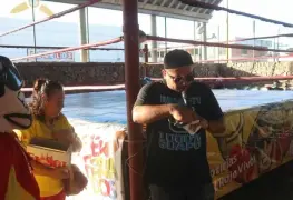 Diversión, emoción y sorpresas se vivieron en la magna función de lucha libre del 22 aniversario de El Sol del Sureste en la cancha techada del Parque de Atasta