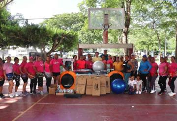 Gobierno de Cunduacán entrega material deportivo a grupos de Zumba