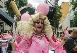 Grupos LGBTQ+ presentan demanda al estado y afirman que las restricciones a los espect&aacute;culos de DRAG violan la primera enmienda