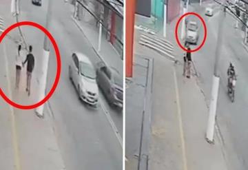 Pareja saca a pasear a su perrito, se detiene para darse un beso y un carro los atropella