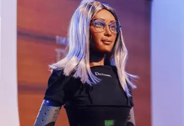 Robot Mika ha sorprendido por su desempeño laboral como CEO en una empresa