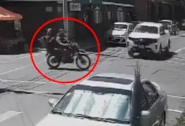 Video: Camioneta arrolla a repartidores a bordo de una moto y salen volando
