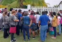 Se presentan a clases y encuentran la escuela cerrada con candado nuevo