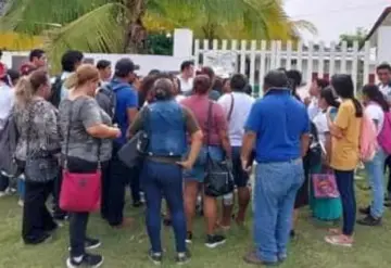 Se presentan a clases y encuentran la escuela cerrada con candado nuevo