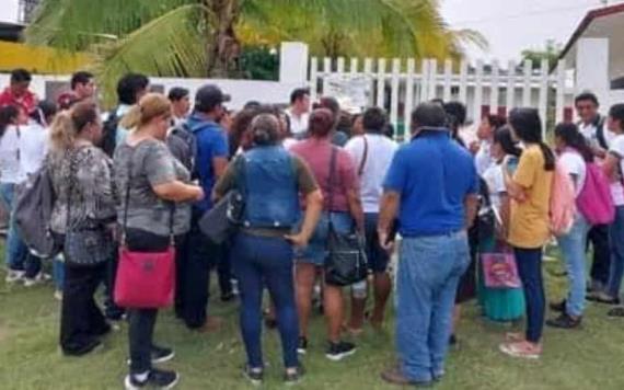 Se presentan a clases y encuentran la escuela cerrada con candado nuevo