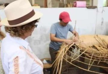 La directora del Fonart Emma Yanes Rizo visitó dos talleres artesanales del municipio de Nacajuca.