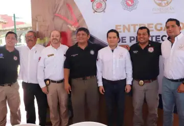 Ayuntamiento de Cunduacán dota de equipo de protección personal y contraincendios a Bomberos