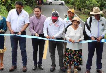 Ayuntamiento de Cunduacán rehabilita camino en Cumuapa