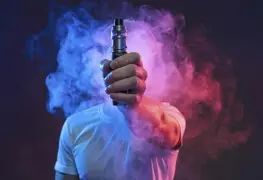 Despojan de su ropa a joven por vender vapeadores