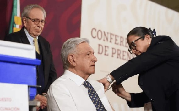 AMLO recibe vacunas contra covid-19 e influenza: es lo mejor que pueden hacer