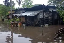 Familias sufren por las torrenciales en Paraíso