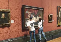 Video: Ecologistas atacan a martillazos la ´Venus del espejo´