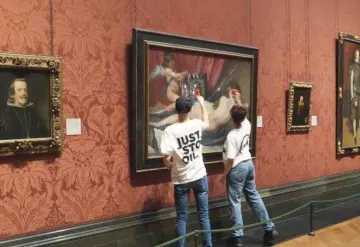 Video: Ecologistas atacan a martillazos la ´Venus del espejo´