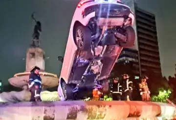 Auto choca y termina sobre fuente de Diana Cazadora