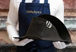 Venden sombrero de Napoleón en 2.1 mdd