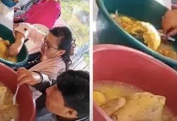 Dan de comer pollo entero a invitados en boda: así se sirve a los compadres