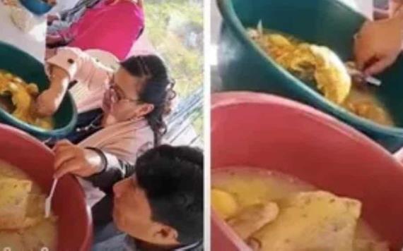 Dan de comer pollo entero a invitados en boda: así se sirve a los compadres