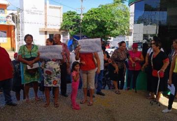 Protestan en CFE por altos cobros de luz