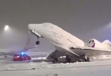 Video. Aviones se congelan en la pista por intensas nevadas, en Alemania