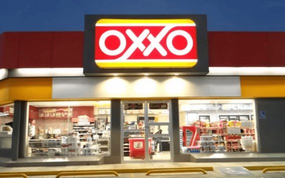 VIDEO: Empleado de Oxxo se esconde para no atender a clientes