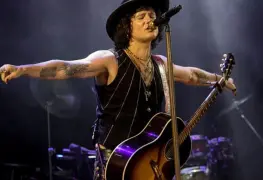 Enrique Bunbury se molesta con su público en concierto; a ver cuánto aguantan sin usar el teléfono