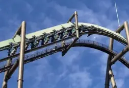 Montaña rusa dejó de cabeza a pasajeros por 45 minutos